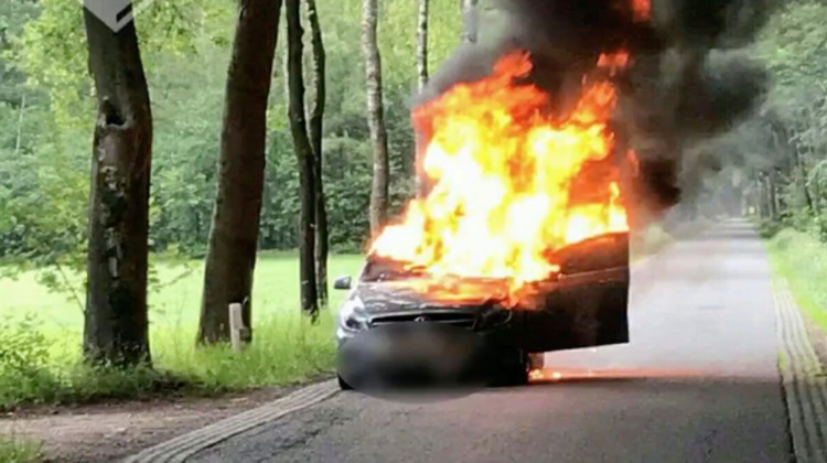 Auto brand volledig uit op de Lage Lochemseweg in Almen