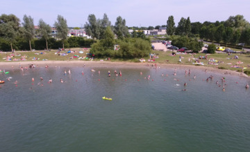 Het zwemseizoen voor zwemplassen is begonnen, maar de provincie waarschuwt