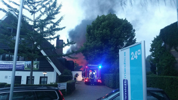 Smeulende vuurkorf zorgt voor vuur en grote rookontwikkeling in Zutphen