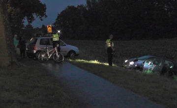 Auto schiet van de weg in Zutphen en ramt geparkeerde auto