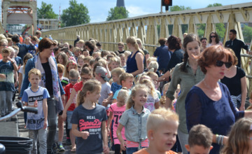 Kinderen spelen op Oude IJsselbrug; Hij is nu echt afgesloten