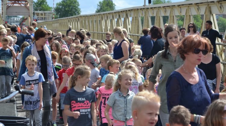 Kinderen spelen op Oude IJsselbrug; Hij is nu echt afgesloten