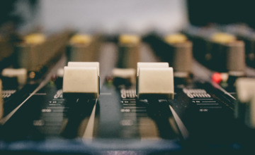 Oud-OptimaalFM DJ Tom Blom (70) overleden