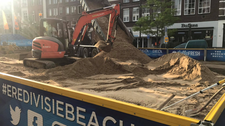 230 kuub zand op Zutphense markt voor beachvolleybal