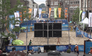 Beachvolleyballen op een bijzondere plek: de Zutphense Groenmarkt lag dit weekend vol zand