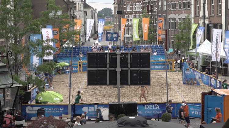 Beachvolleyballen op een bijzondere plek: de Zutphense Groenmarkt lag dit weekend vol zand