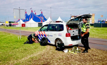 Agenten rijden band lek op terrein Zwarte Cross