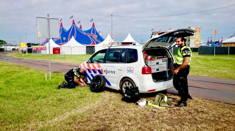 Agenten rijden band lek op terrein Zwarte Cross