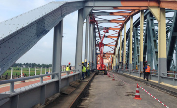 Expert vindt Oude IJsselbrug laten schilderen door vrijwilligers 'not done'