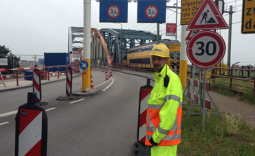 De helden van de IJsselbrug: shifts van 13 uur en scheldpartijen
