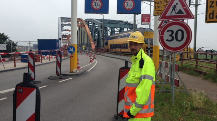 De helden van de IJsselbrug: shifts van 13 uur en scheldpartijen