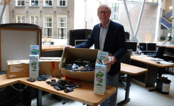Gemeente Zutphen doneert honderden oude telefoons aan Stichting Opkikker