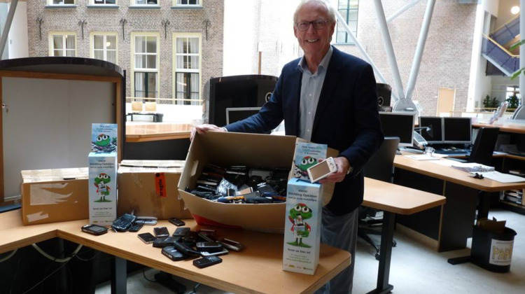 Gemeente Zutphen doneert honderden oude telefoons aan Stichting Opkikker