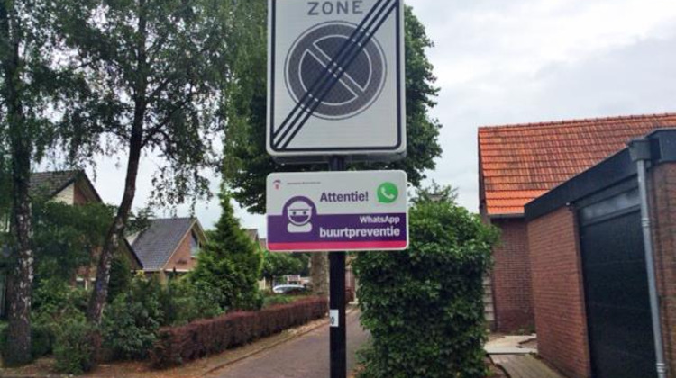 Meer WhatsApp-buurtpreventie in Bronckhorst: gemeente biedt stickers en borden aan