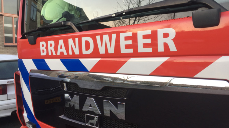 Viswagen brandt uit op de weg in Hengelo