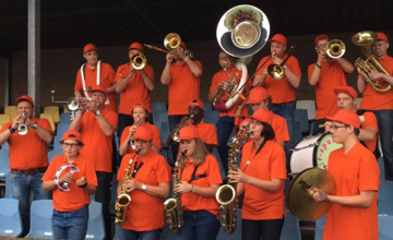 Zutphens dweilorkest 't Spul(t) moedigt EK-vrouwen aan met sfeer