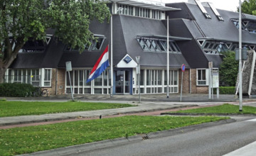 Politiebureau's hangen vlag halfstok voor overleden oud-korpschef