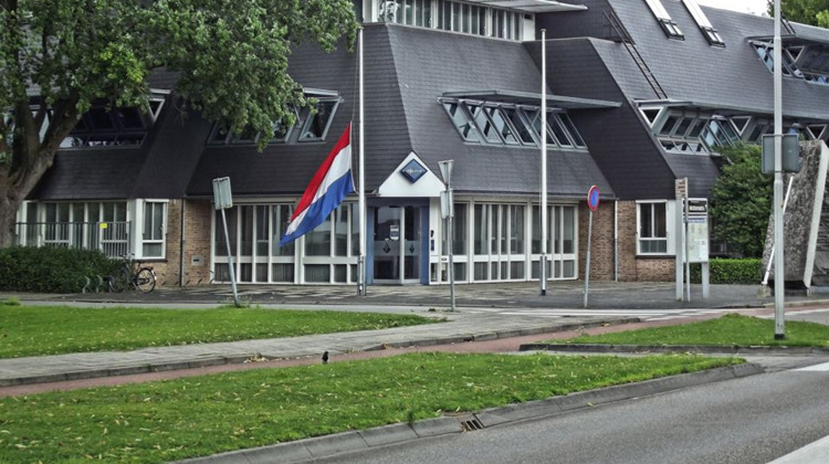 Politiebureau's hangen vlag halfstok voor overleden oud-korpschef