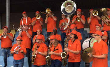 Dweilorkest uit Zutphen toeterde voetbaldames naar de overwinning