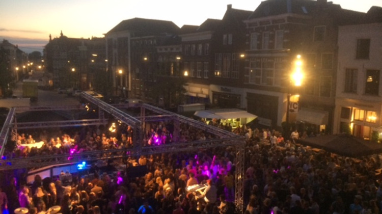 Groenmarkt Zutphen veranderde in populaire 'open air disco' tijdens Zomerfeesten