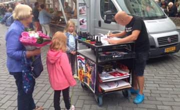 De man achter de reclameborden op de markten: Ook op de 'mooie Zutphense markt'