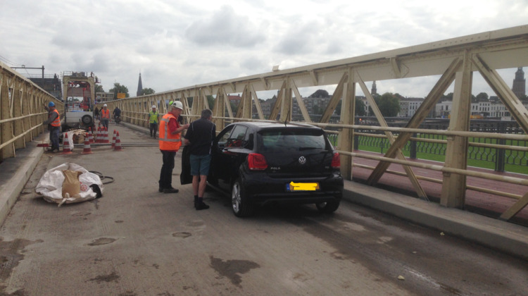 Eigenwijze automobilist rijdt toch over afgesloten Oude IJsselbrug