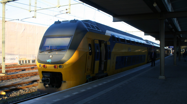 Ruim uur geen treinverkeer door vrachtwagen die vastzat onder viaduct in Zutphen