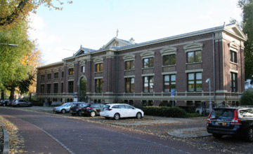 De man die met zijn moeder geld binnen harkte met babbeltrucs, en nu nog even vast zit
