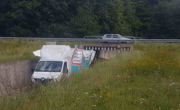 Verhuiswagen knalt tegen tunnel in Lochem