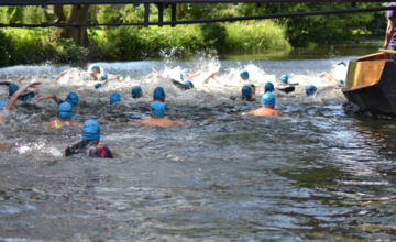 Honderden zwemmers worstelen door het Berkelwater tijdens Vrije Slag