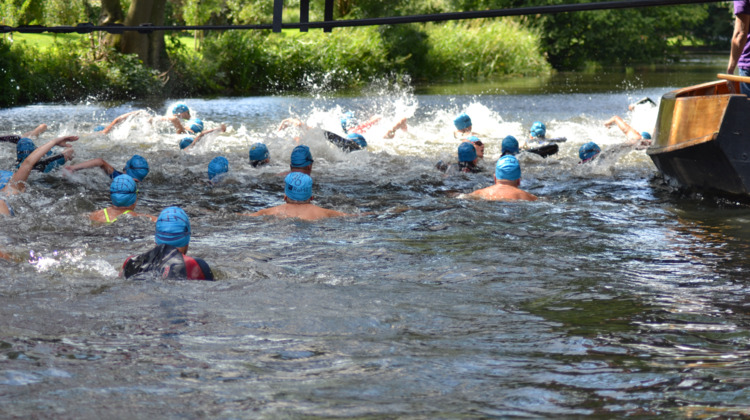Honderden zwemmers worstelen door het Berkelwater tijdens Vrije Slag