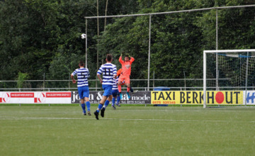 Fanatiek voetbal tijdens seizoensopenend kelderklasse toernooi