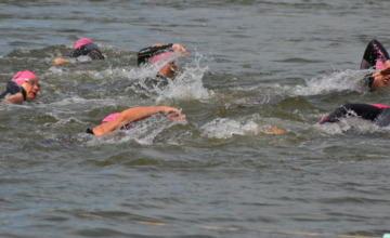 Zes kilometer door de IJssel zwemmen: 'heel gaaf om te doen'