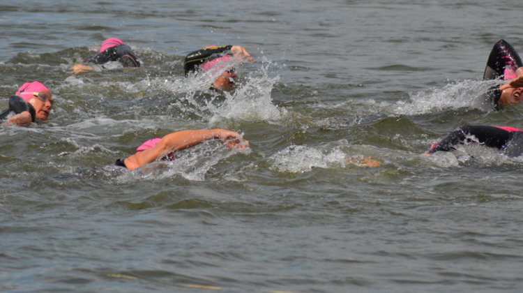 Zes kilometer door de IJssel zwemmen: 'heel gaaf om te doen'