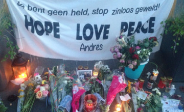 Vrienden overleden Andres willen zinloosgeweld-tegel op plek mishandeling