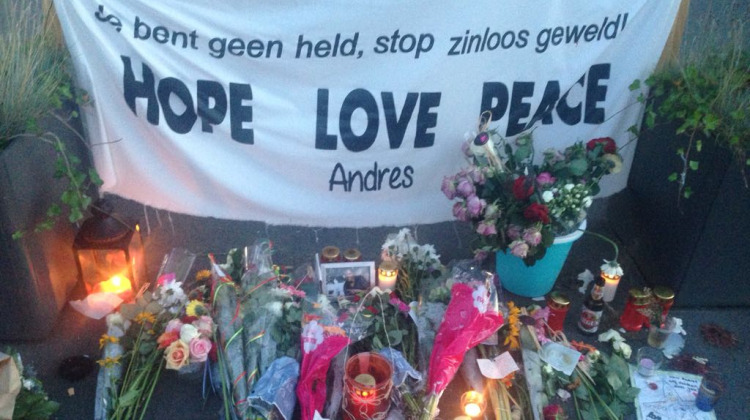 Vrienden overleden Andres willen zinloosgeweld-tegel op plek mishandeling