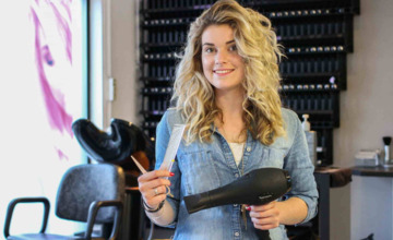 Race-chick begint eigen kapsalon in Lochem