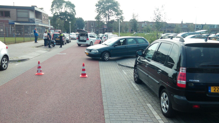 Automobilist rijdt scooterrijder aan in Zutphen