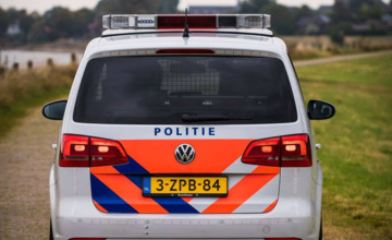 Man gooit met prullenbak tegen winkelraam
