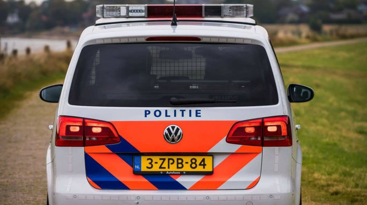 Man gooit met prullenbak tegen winkelraam