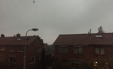 Zwaar weer trekt door de regio, het lijkt wel nacht