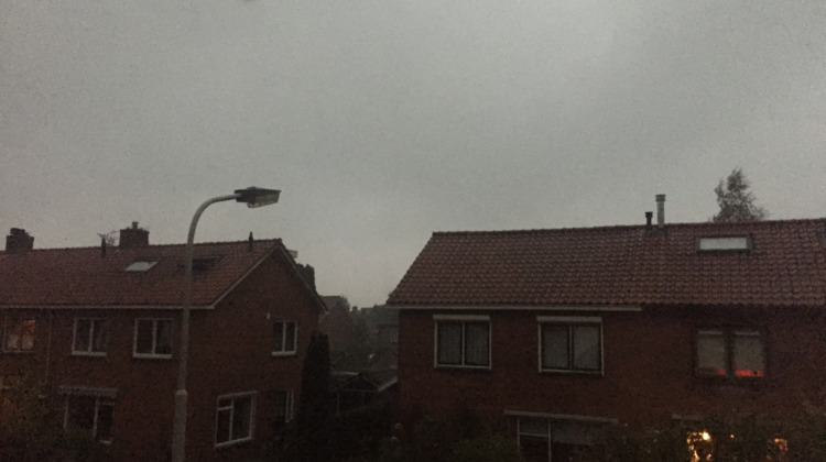 Zwaar weer trekt door de regio, het lijkt wel nacht