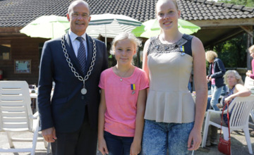 Brummense jonge vrijwilligers na tijd herenigd met lintje 