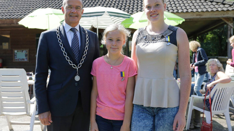 Brummense jonge vrijwilligers na tijd herenigd met lintje 