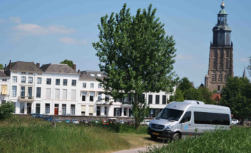 De bus die al 40 jaar ouderen mee neemt naar leuke dingen