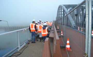 Deze vrijwilligers schilderen de Oude IJsselbrug af