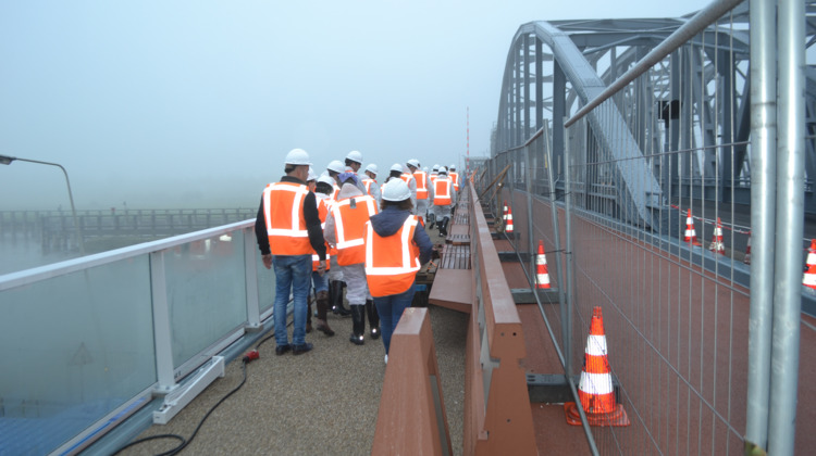 Deze vrijwilligers schilderen de Oude IJsselbrug af