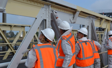 Hoe ze druk bezig met het schilderen van de Oude IJsselbrug