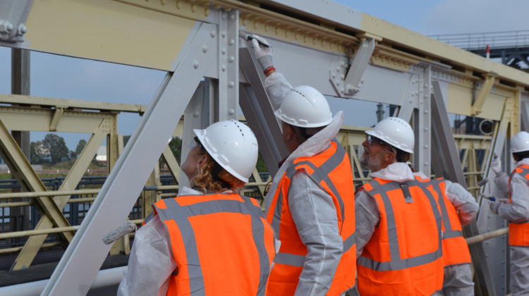 Hoe ze druk bezig met het schilderen van de Oude IJsselbrug