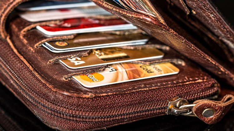 Deze vrouw komt haar bankpasdief tegen in de bank